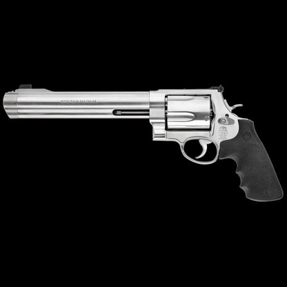 Smith & Wesson Revolver 500, 8 3/8 Zoll (Stainless), linke Seitenansicht mit Laufaufschrift 500 S&W Magnum vor dunklem Hintergrund