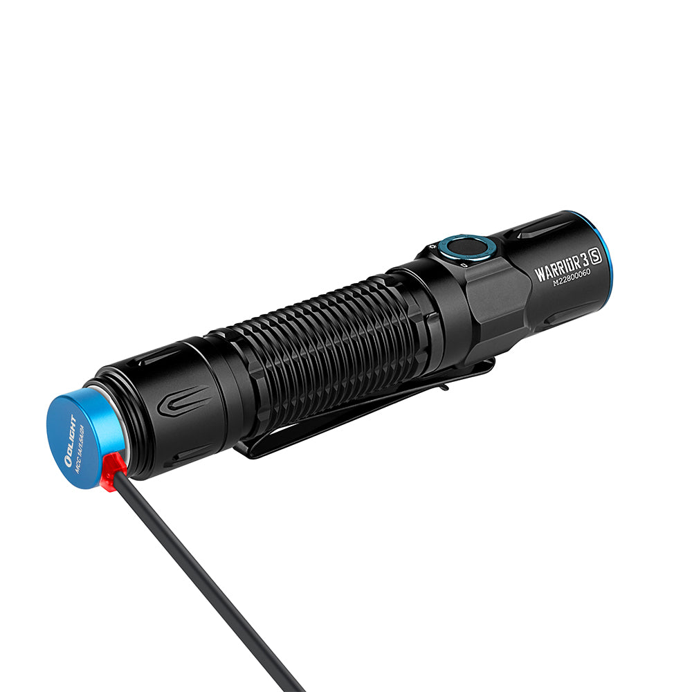 Olight Warrior 3S in Schwarz mit angeschlossenem MCC3-Magnetladekabel