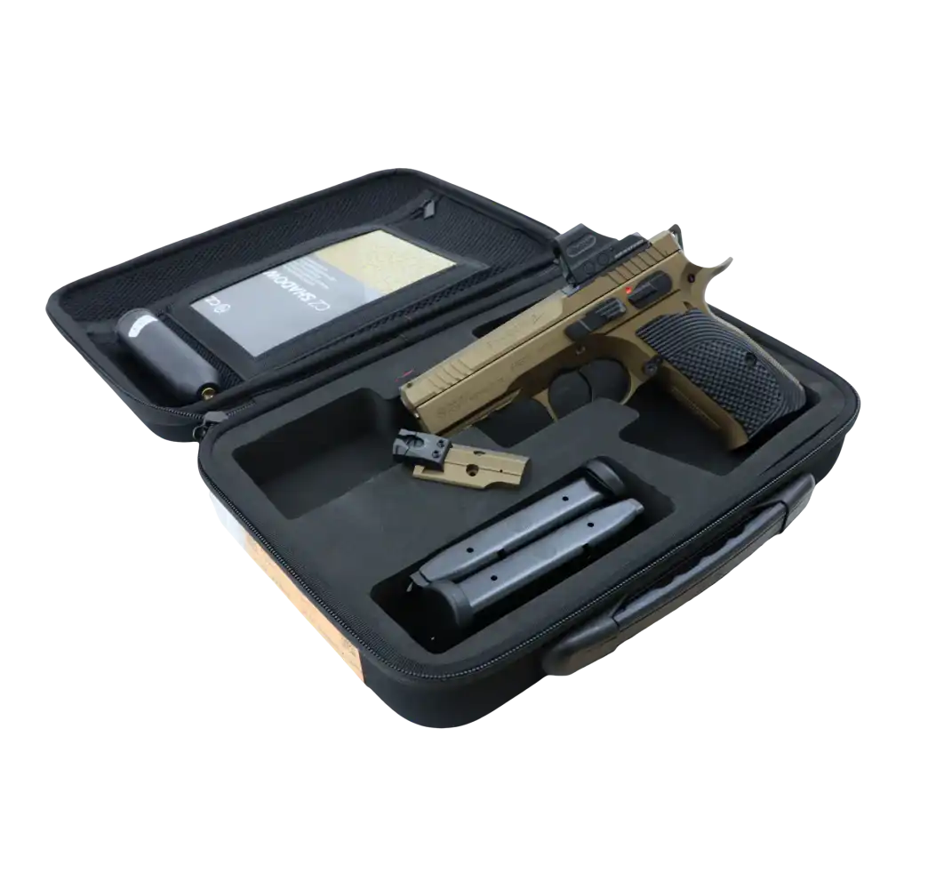 CZ Shadow 2 Compact OR Bronze Holosun Set Special Edition im offenen Waffenkoffer mit zwei Magazinen vor weißem Hintergrund