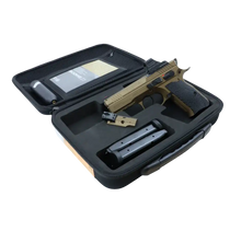 CZ Shadow 2 Compact OR Bronze Holosun Set Special Edition im offenen Waffenkoffer mit zwei Magazinen vor weißem Hintergrund