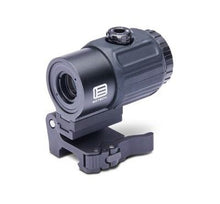 EOTECH G43.STS Magnifier in Schwarz, 3D-Ansicht von rechts vor weißem Hintergrund