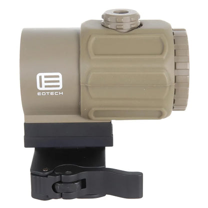 EOTECH G43.STS Magnifier in TAN, rechte Seitenansicht vor wei��em Hintergrund