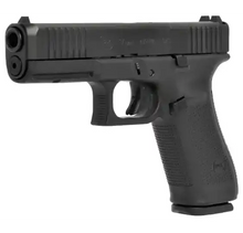Glock 17 Gen5 MOS 9mm Pistole in Schwarz schräge Seitenansicht vor weißem Hintergrund