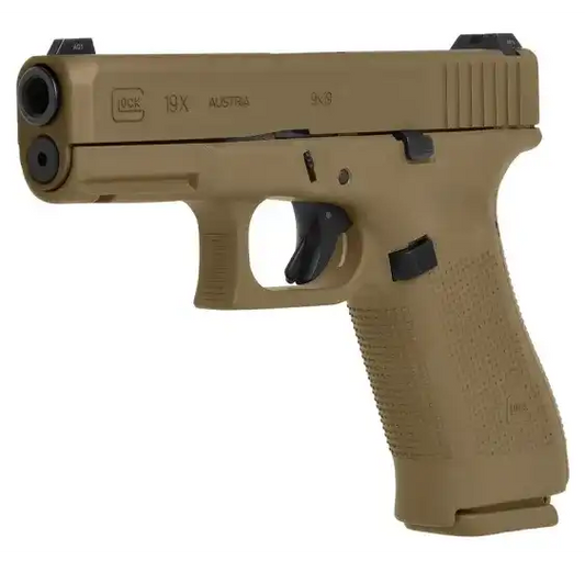 glock 19x 9mm pistole im coyote-tan finish, linke seitenansicht mit polymer-griffstück vor weißem hintergrund