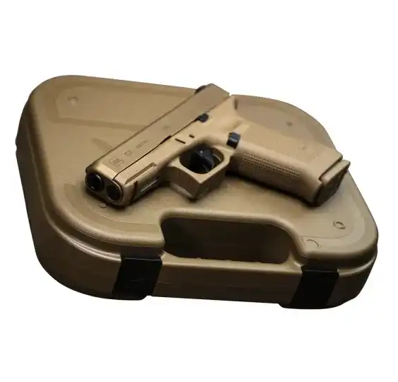 glock 19x 9mm pistole im coyote-tan finish, liegend auf passendem sandfarbenen transportkoffer vor weißem hintergrund