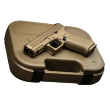 glock 19x 9mm pistole im coyote-tan finish, liegend auf passendem sandfarbenen transportkoffer vor weißem hintergrund
