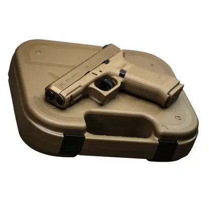 glock 19x 9mm pistole im coyote-tan finish, liegend auf passendem sandfarbenen transportkoffer vor weißem hintergrund