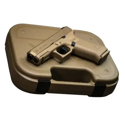 glock 19x 9mm pistole im coyote-tan finish, liegend auf passendem sandfarbenen transportkoffer vor weißem hintergrund