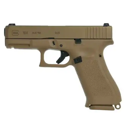 glock 19x 9mm pistole im coyote-tan finish, rechte seitenansicht vor weißem hintergrund
