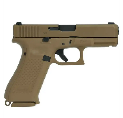 glock 19x 9mm pistole im coyote-tan finish, rechte seitenansicht mit sichtbarer verschlussöffnung vor weißem hintergrund