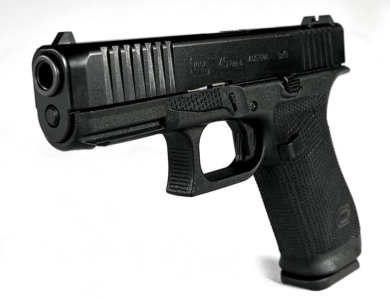 Glock 45 Gen6 OR 9mm Pistole in Schwarz, schraege Frontansicht mit sichtbarer Muendung und RTF6-Grifftextur vor weissem Hintergrund