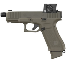 Glock 45 Gen5 Hunter Combo Olivgrün, linke Seitenansicht mit Gewindelauf M13,5x1 LH und Aimpoint COA Rotpunktvisier