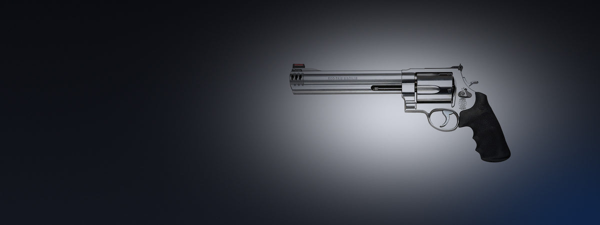 Smith & Wesson Model 500 Revolver mit 8 3/8 Zoll Lauf in Edelstahl vor dunklem Hintergrund
