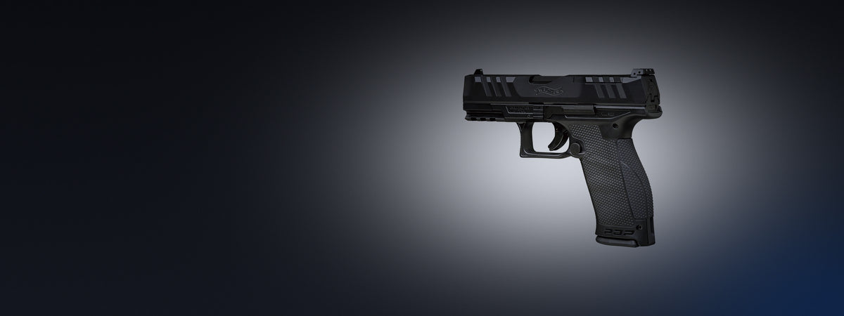Walther PDP Pistole in Schwarz, schräge Ansicht vor dunklem Hintergrund