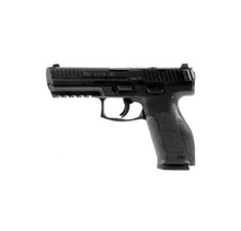 Heckler und Koch SFP9 OR SF 9mm Pistole in rechter Seitenansicht mit schwarzem Griff vor weißem Hintergrund