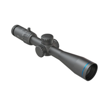 Meopta MeoPro R6 2,5 bis 15x44 SFP Zielfernrohr in schräger Ansicht mit Justiertürmen und blauem Ring am Objektiv