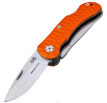 Merkel Gear Klappmesser Keiler Tool G10 mit signalorangem G10-Griff und geöffneter Drop-Point-Klinge auf weißem Hintergrund.