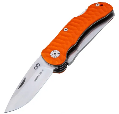 Merkel Gear Klappmesser Keiler Tool G10 mit signalorangem G10-Griff und geöffneter Drop-Point-Klinge auf weißem Hintergrund.