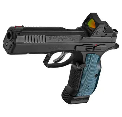 CZ Shadow 2 OR Optics Ready 9mm Pistole mit Rotpunktvisier und blauen Griffschalen, schräge Frontansicht vor weißem Hintergrund