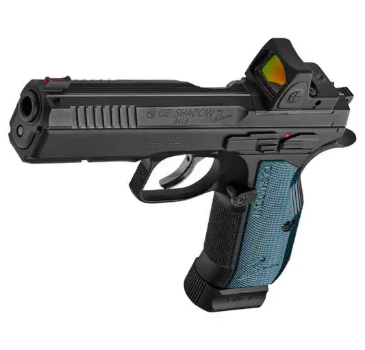 CZ Shadow 2 OR Optics Ready 9mm Pistole mit Rotpunktvisier und blauen Griffschalen, schräge Frontansicht vor weißem Hintergrund