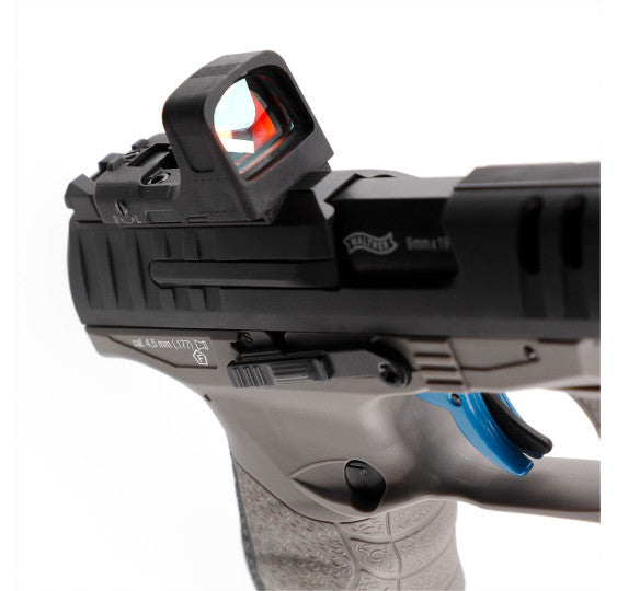 Walther Q5 Match Combo 5" CO2 Luftpistole 4,5mm Diabolo, mit montiertem Umarex RDS 8 Leuchtpunktvisier vor weißem Hintergrund